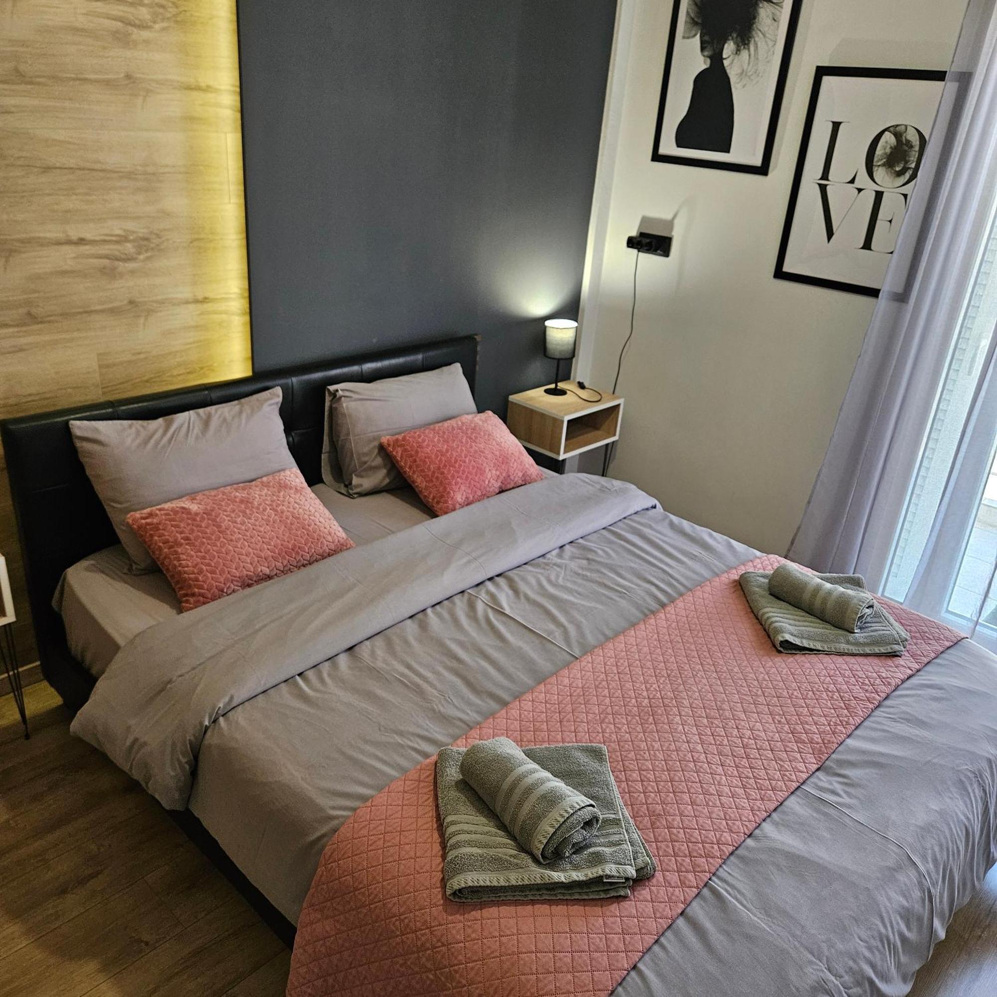 Central 3 Modern Apartment With Free Parking 세레스 외부 사진